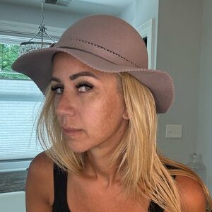 BCBG Wool short brim wool hat